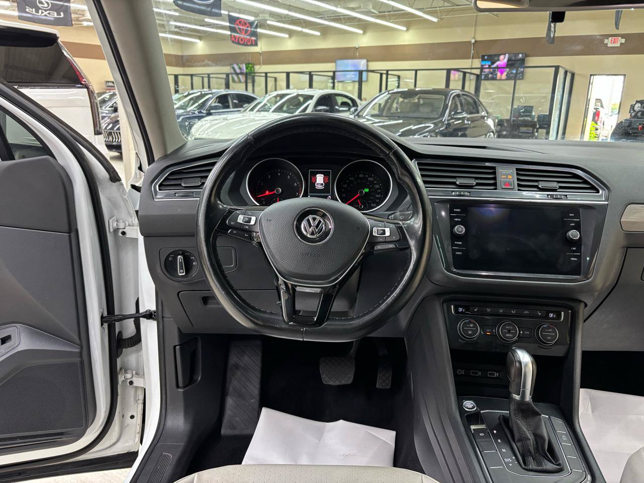 Used 2018 Volkswagen Tiguan SEL FWD image 18