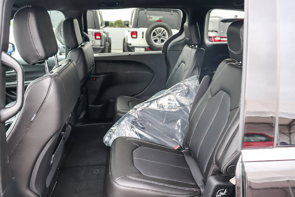 New 2027 Chrysler Pacifica Select FWD image 20