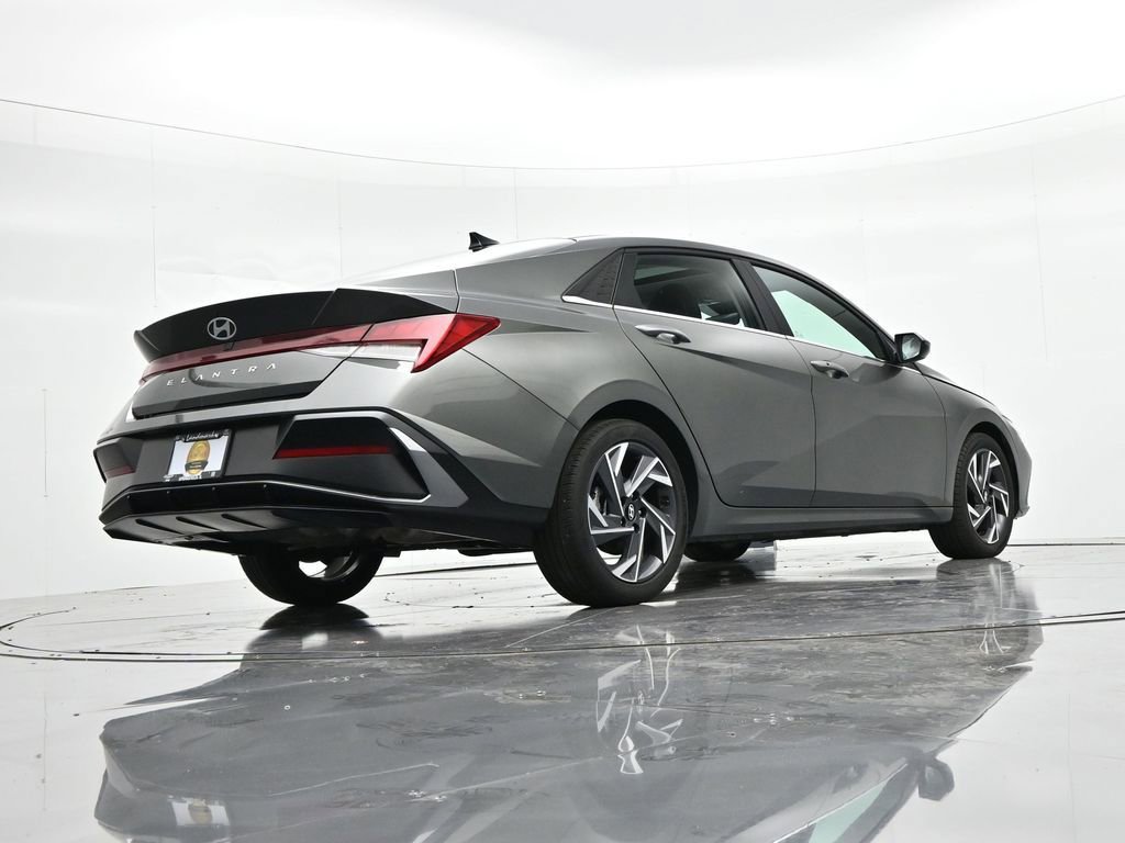 Used 2025 Hyundai Elantra SEL image 27