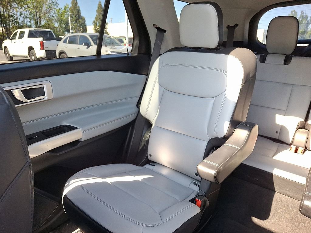 Used 2021 Ford Explorer XLT w/ Equipment Group 202A AWD/4WD image 18