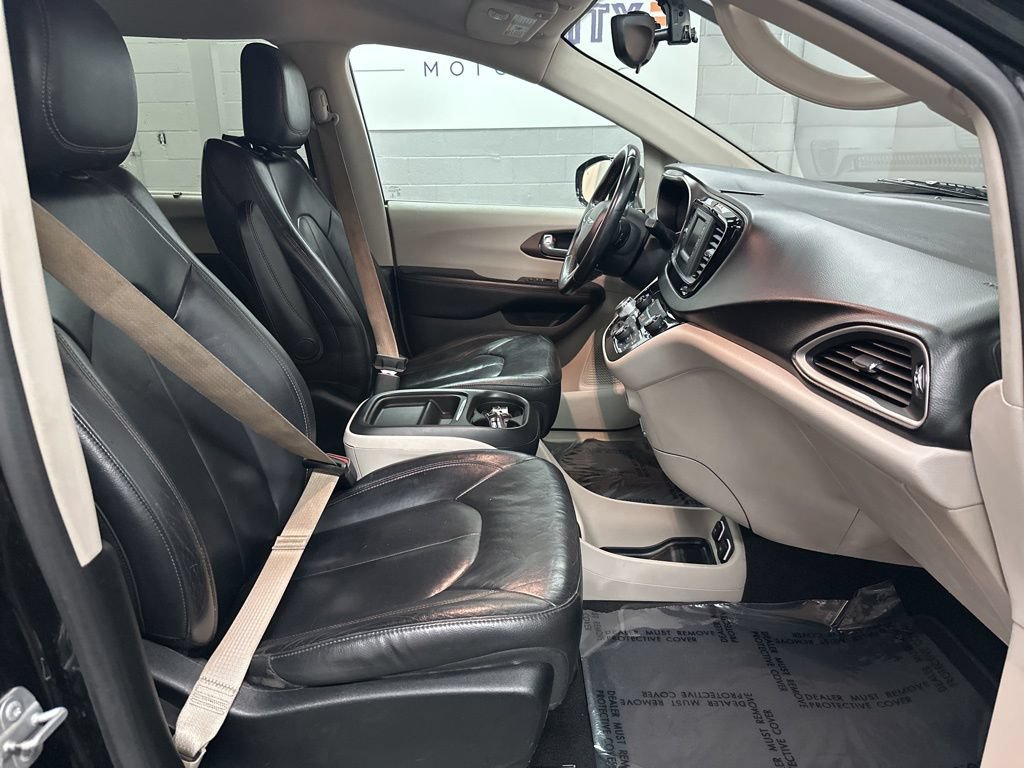 Used 2017 Chrysler Pacifica Touring-L FWD image 19