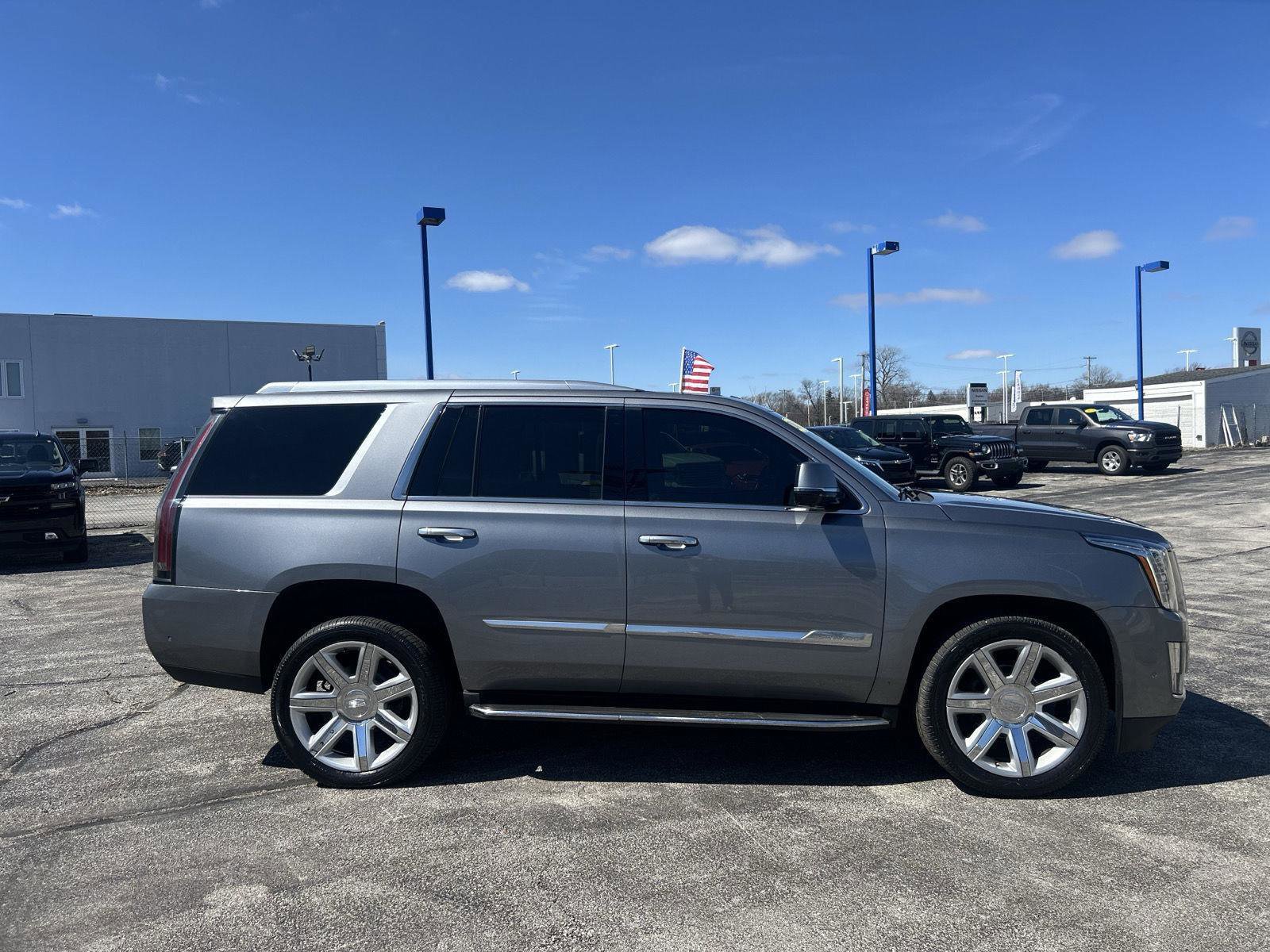 Used 2018 Cadillac Escalade Luxury AWD/4WD image 4