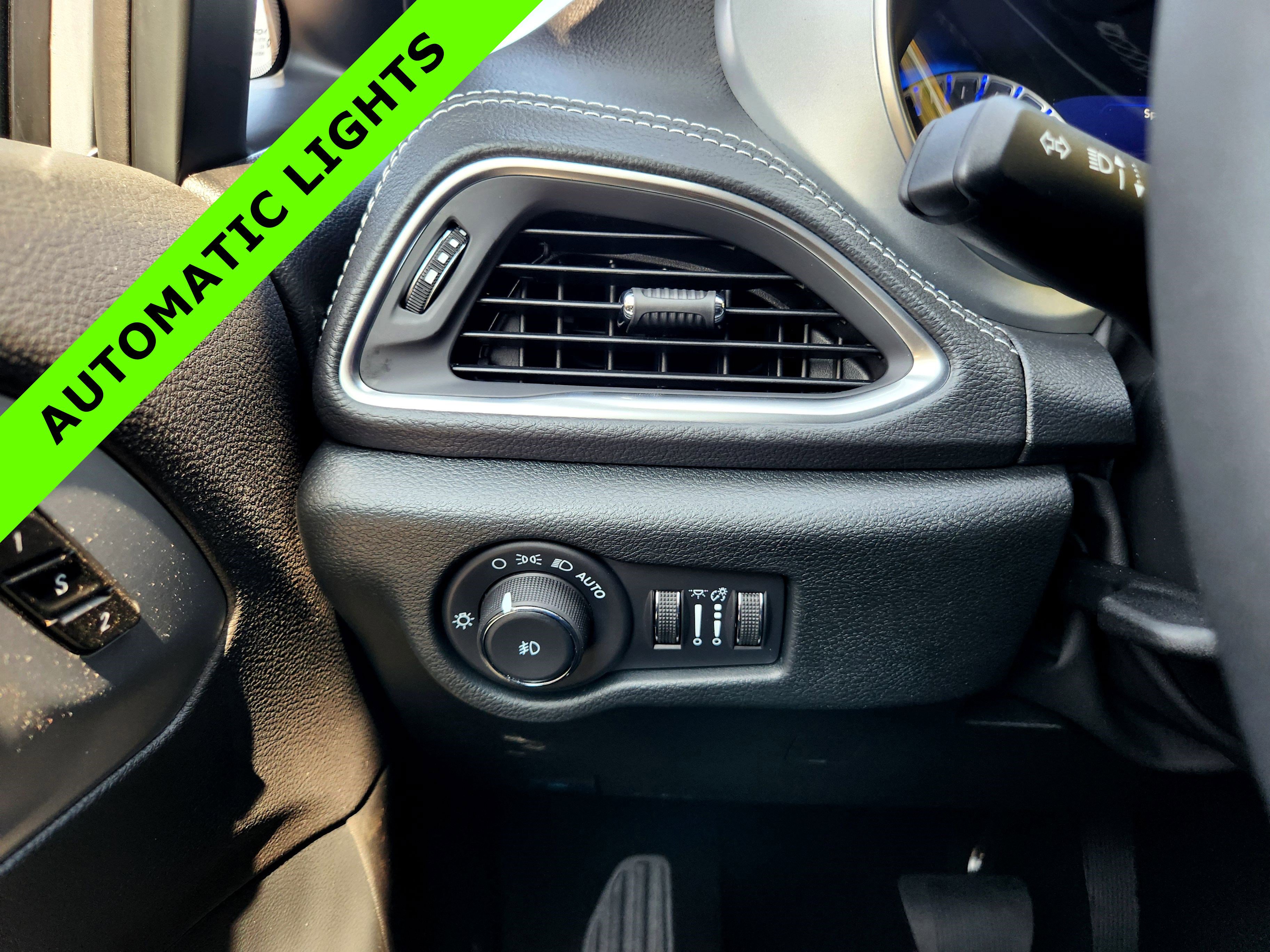 New 2026 Chrysler Pacifica Limited w/ Uconnect Theater Family Group image 15