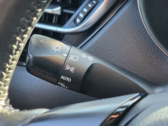 Used 2022 Toyota C-HR XLE FWD image 34