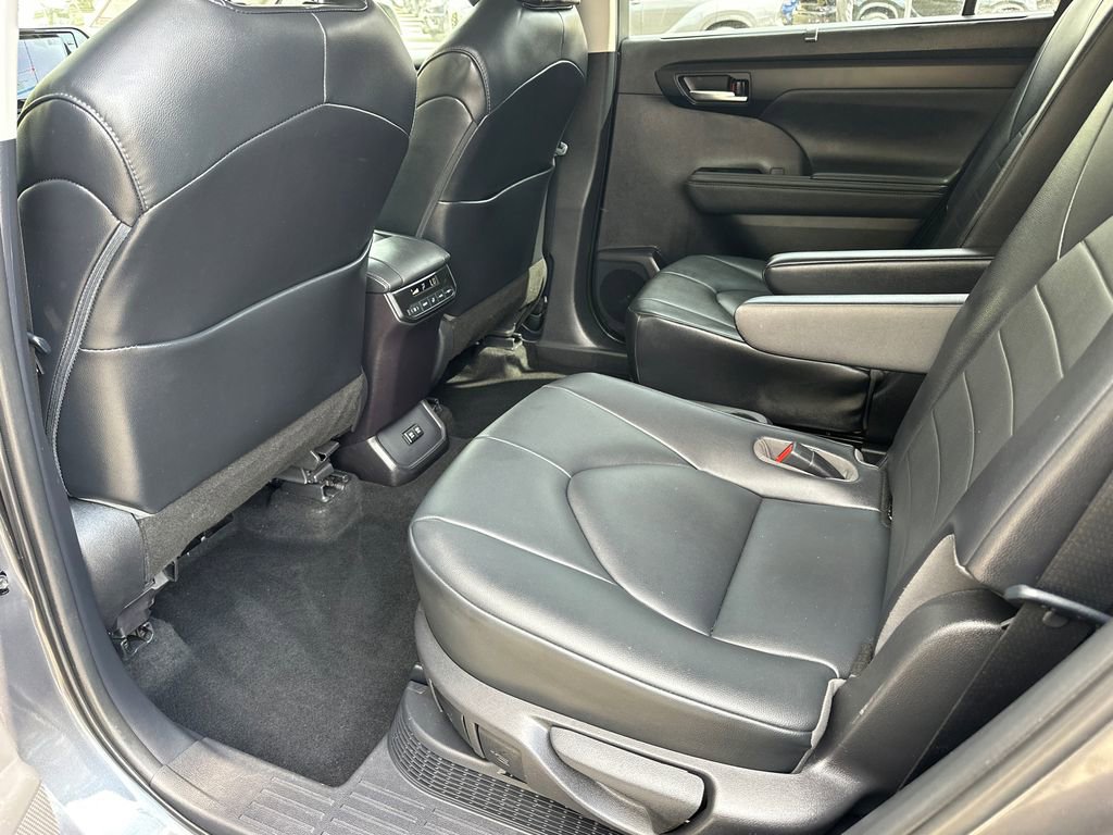 Used 2020 Toyota Highlander XLE image 17