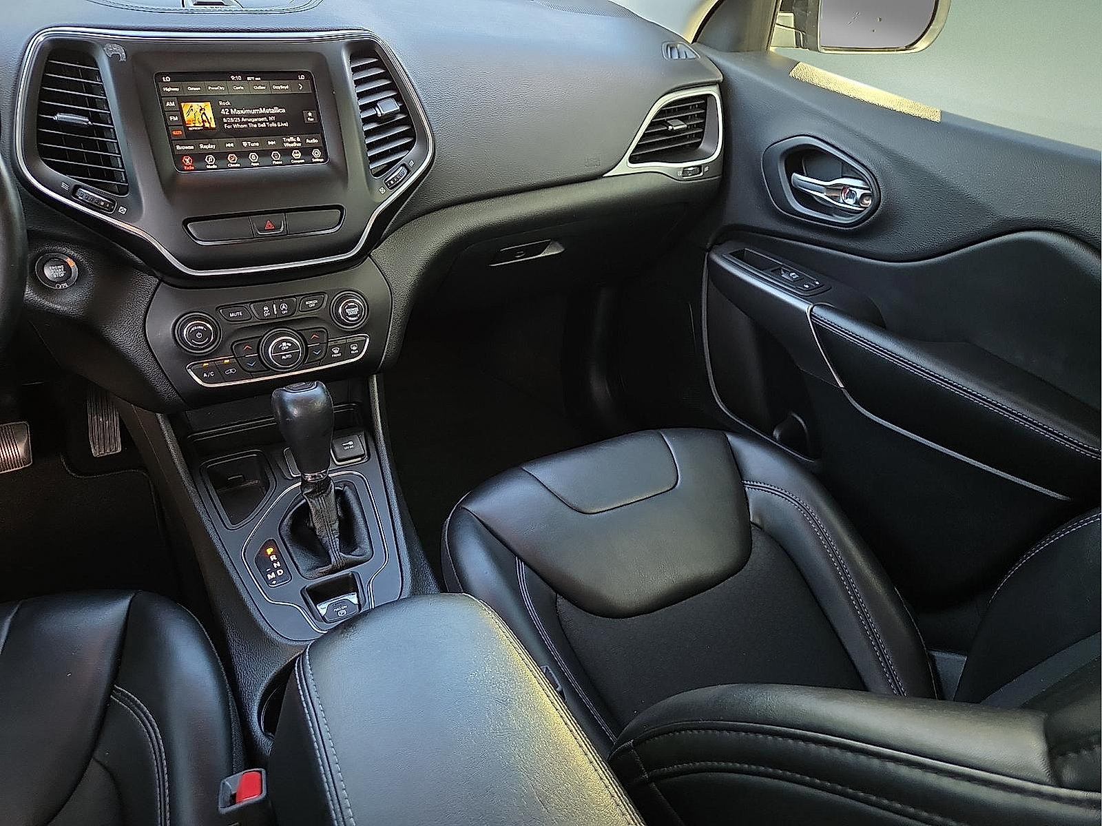Used 2019 Jeep Cherokee Latitude Plus w/ Comfort/Convenience Group FWD image 12