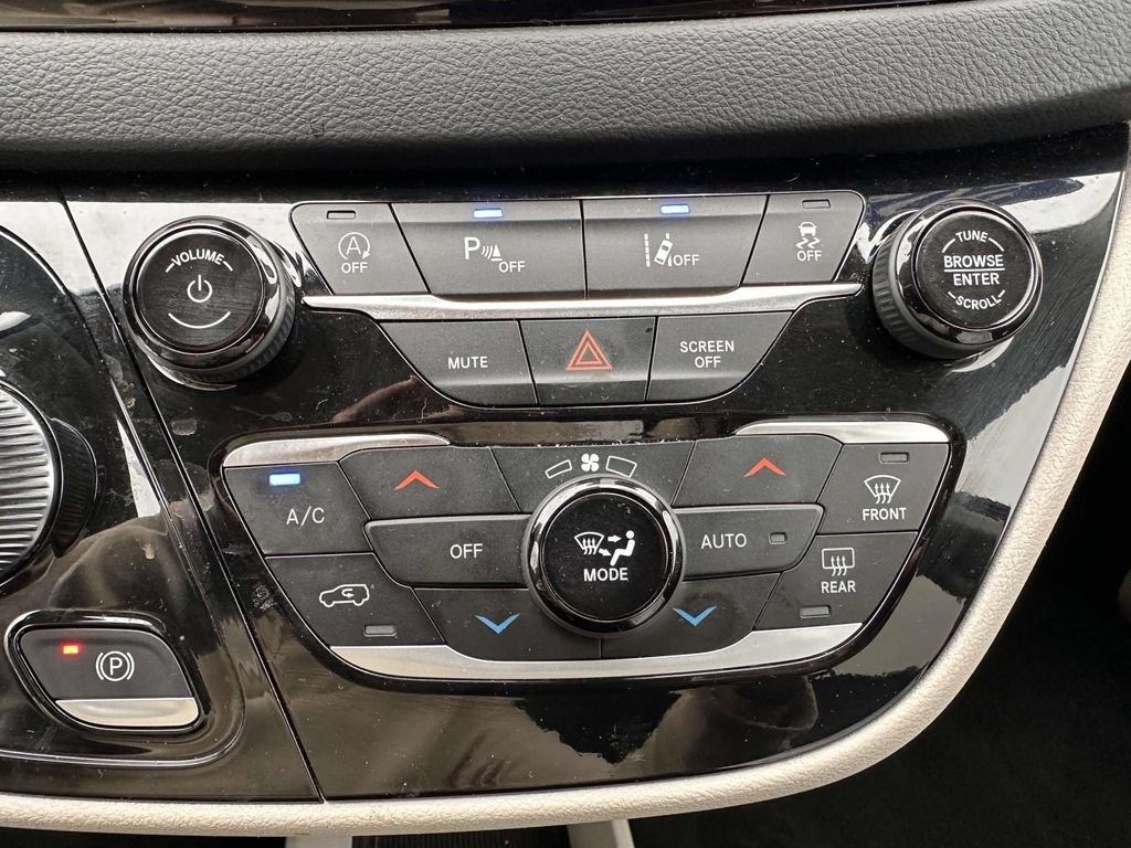 Used 2023 Chrysler Pacifica Touring-L FWD image 24