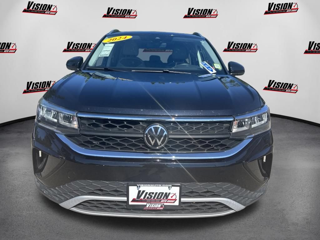 Used 2024 Volkswagen Taos SE w/ Panoramic Sunroof Package AWD/4WD image 2