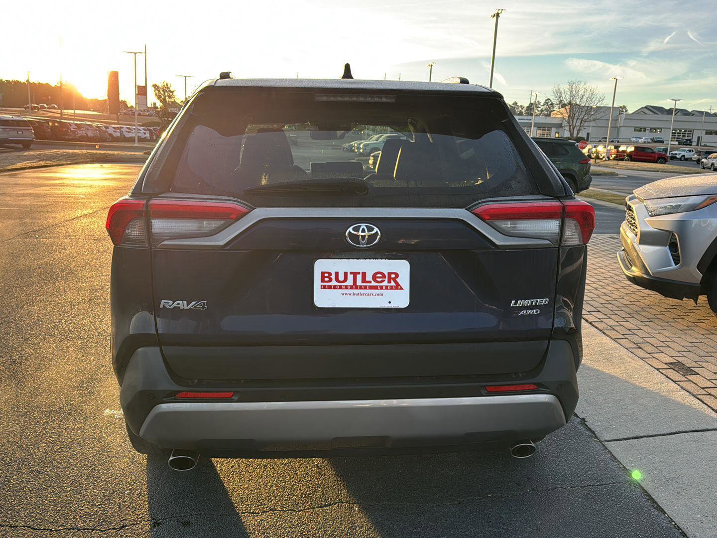 Used 2022 Toyota RAV4 Limited image 4