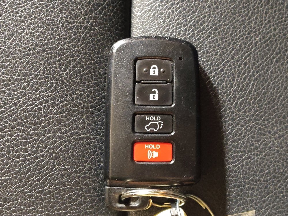 Used 2018 Toyota RAV4 Platinum FWD image 32