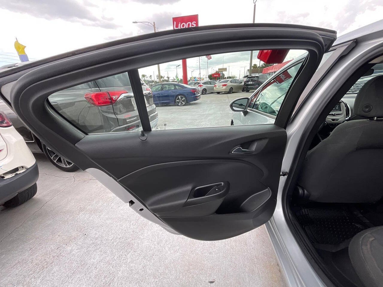 Used 2018 Chevrolet Cruze LS FWD image 9