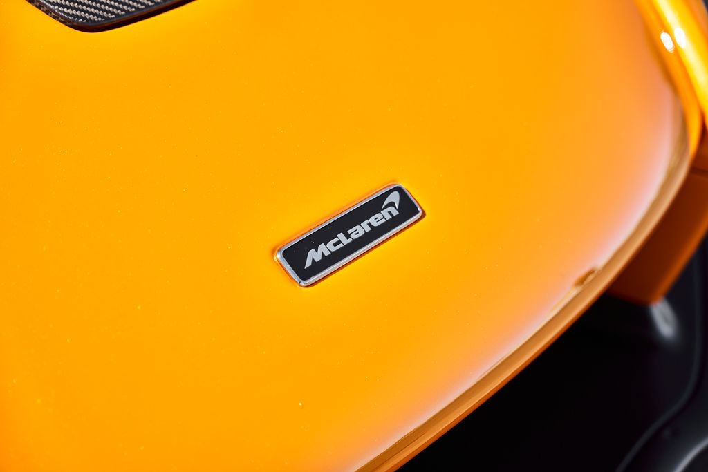 Used 2019 McLaren Senna RWD image 9