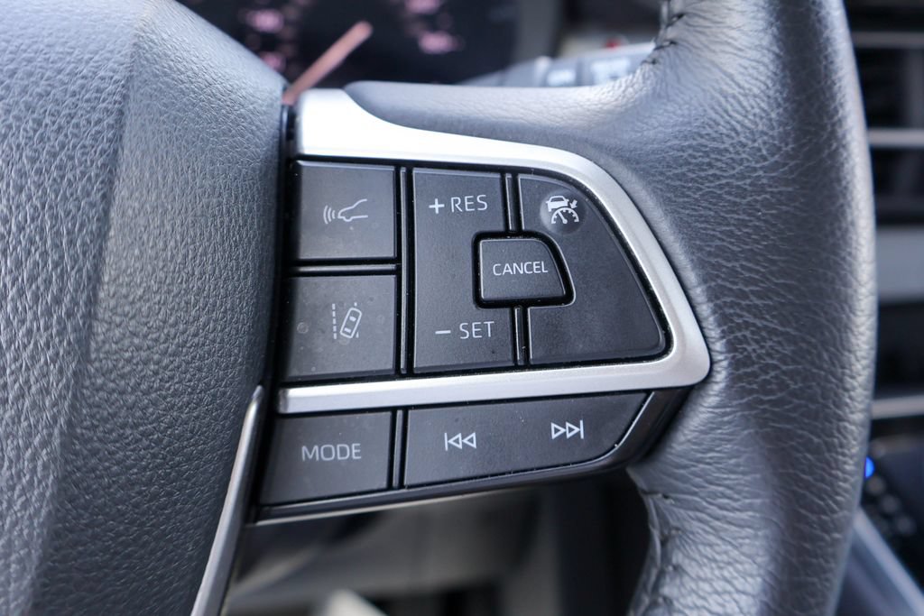 Used 2025 Toyota Sienna XLE FWD image 15