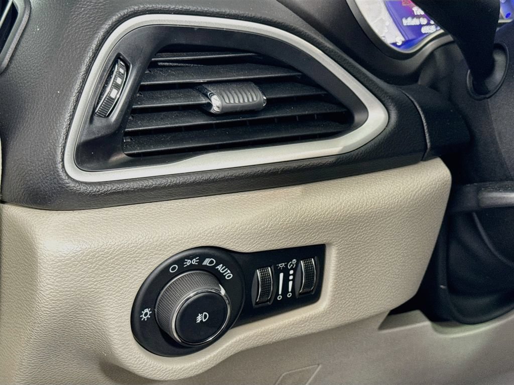 Used 2024 Chrysler Pacifica Touring-L FWD image 10