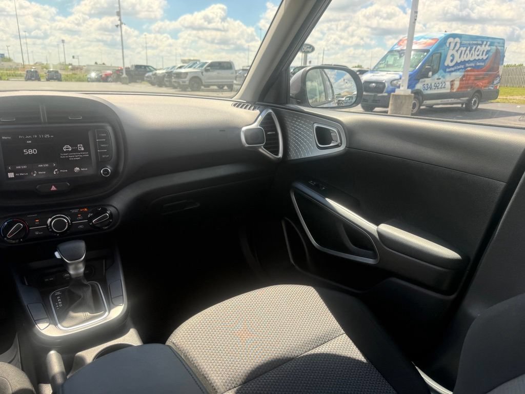 Used 2025 Kia Soul LX w/ LX Technology Package FWD image 33