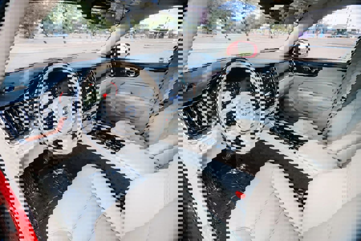 Used 2020 Volvo S60 T6 Momentum image 28