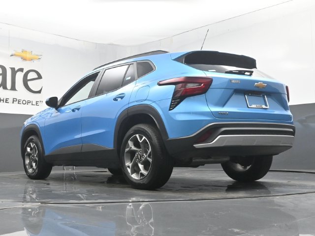Used 2026 Chevrolet Trax LT w/ LT Convenience Package FWD image 5
