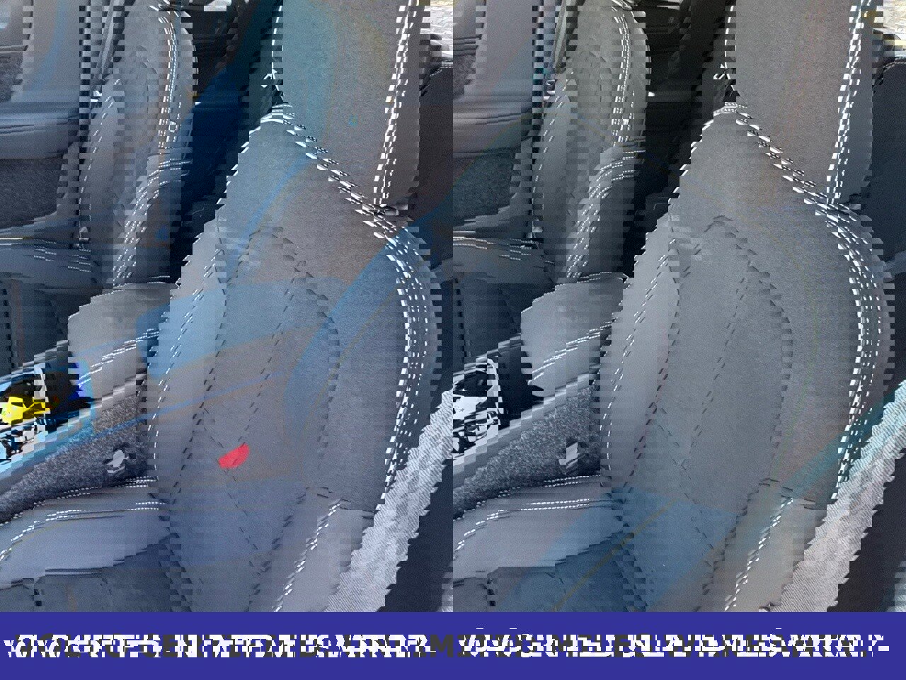 Certified 2025 Volvo XC40 B5 Plus image 27