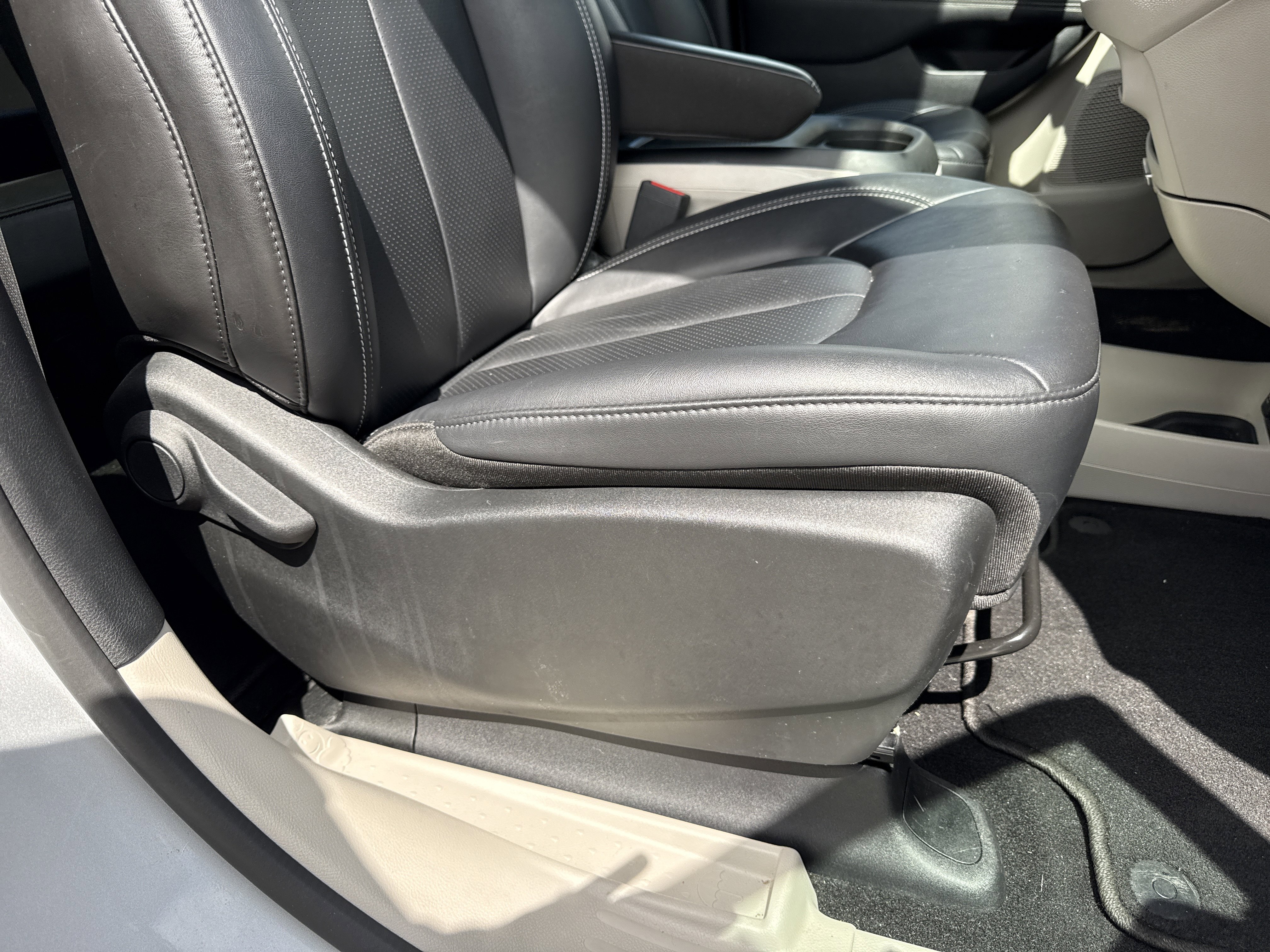 Used 2024 Chrysler Pacifica Touring-L image 27