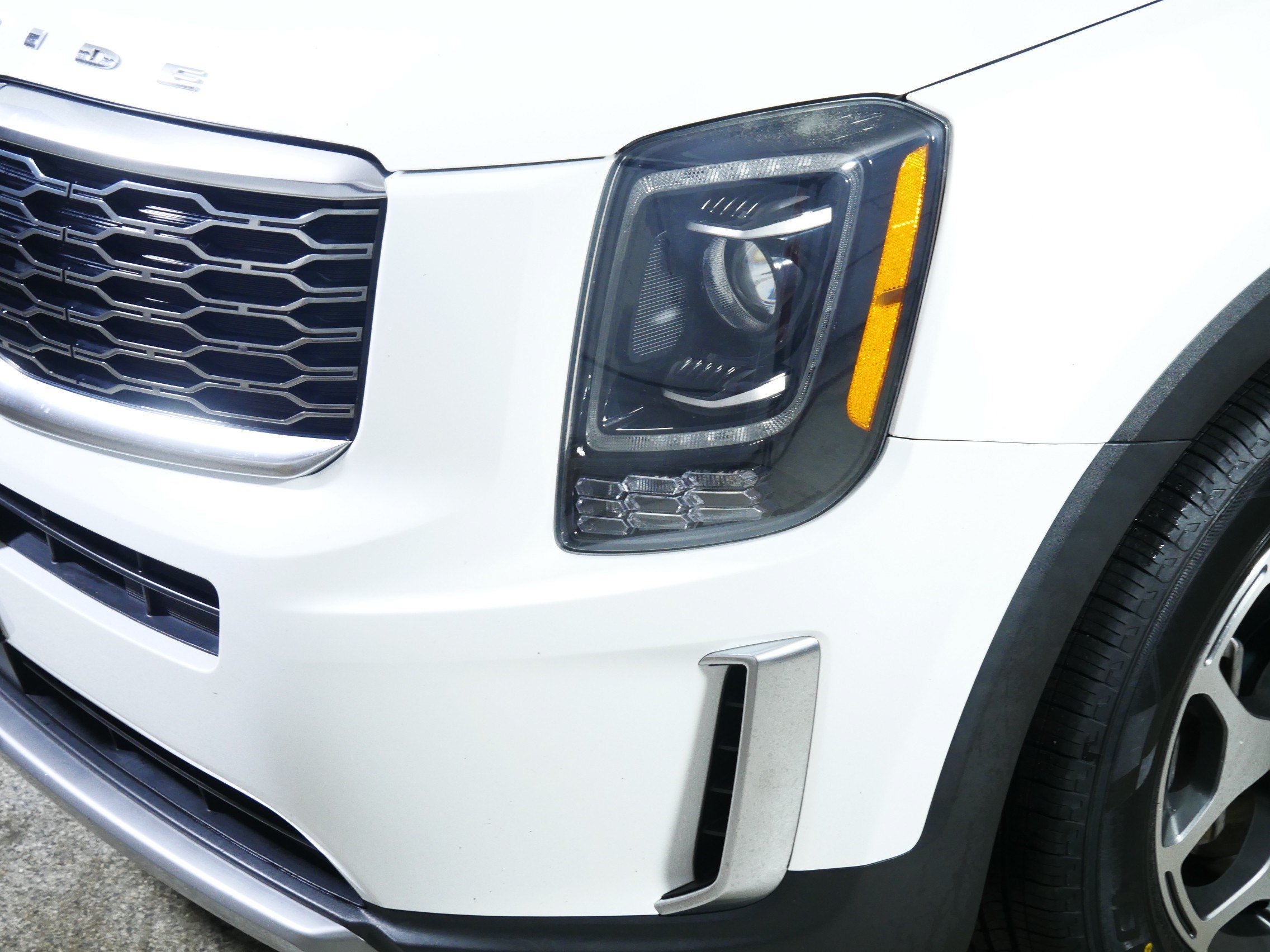 Used 2020 Kia Telluride EX w/ Towing Package FWD image 16