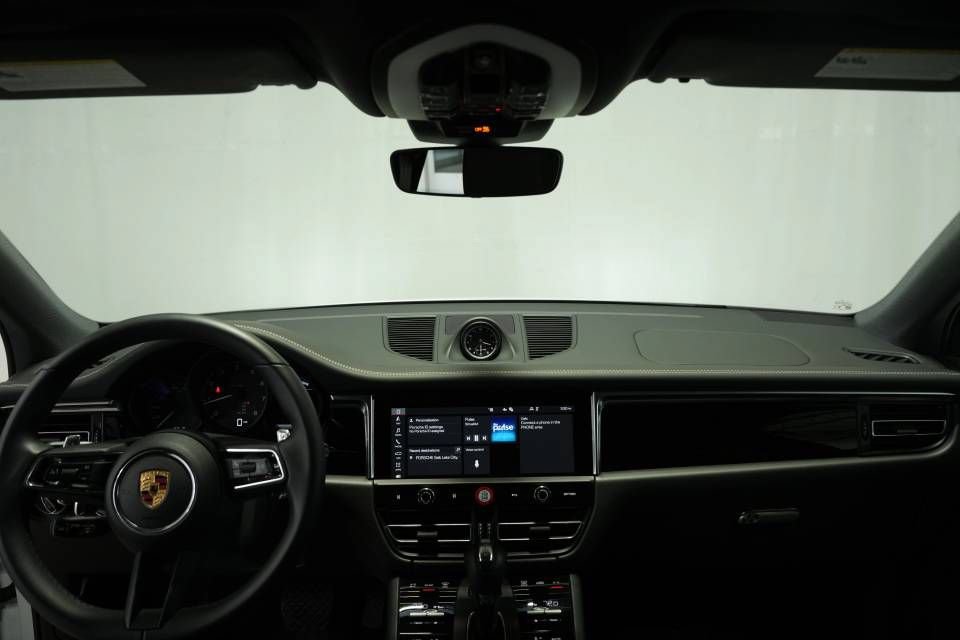 Certified 2025 Porsche Macan AWD/4WD image 16