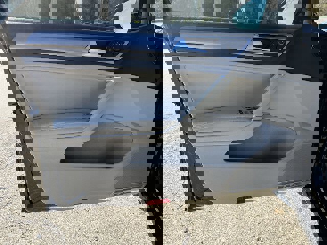 Used 2015 Volkswagen Golf S image 23