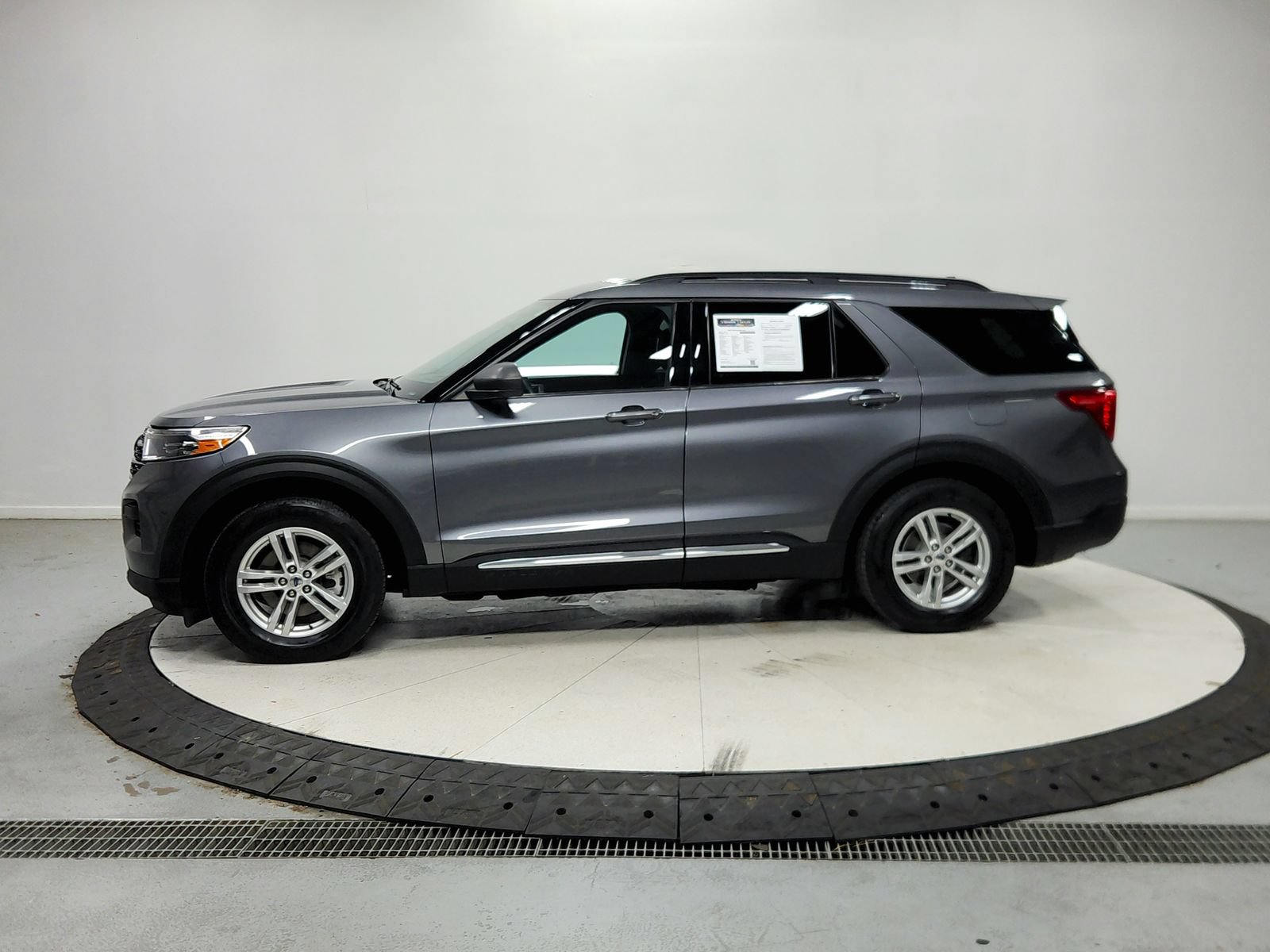 Used 2022 Ford Explorer XLT RWD image 5