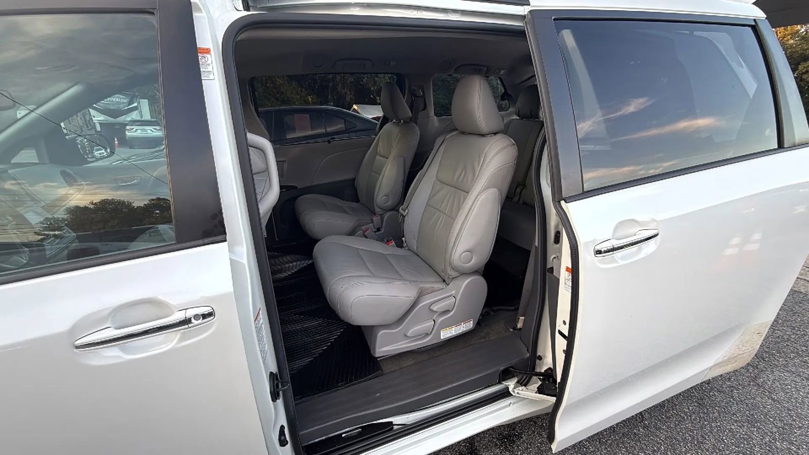 Used 2016 Toyota Sienna XLE image 9