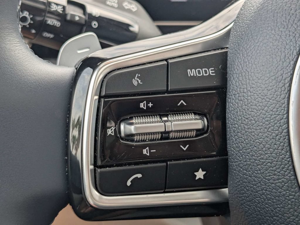 Used 2025 Kia Carnival SX FWD image 25