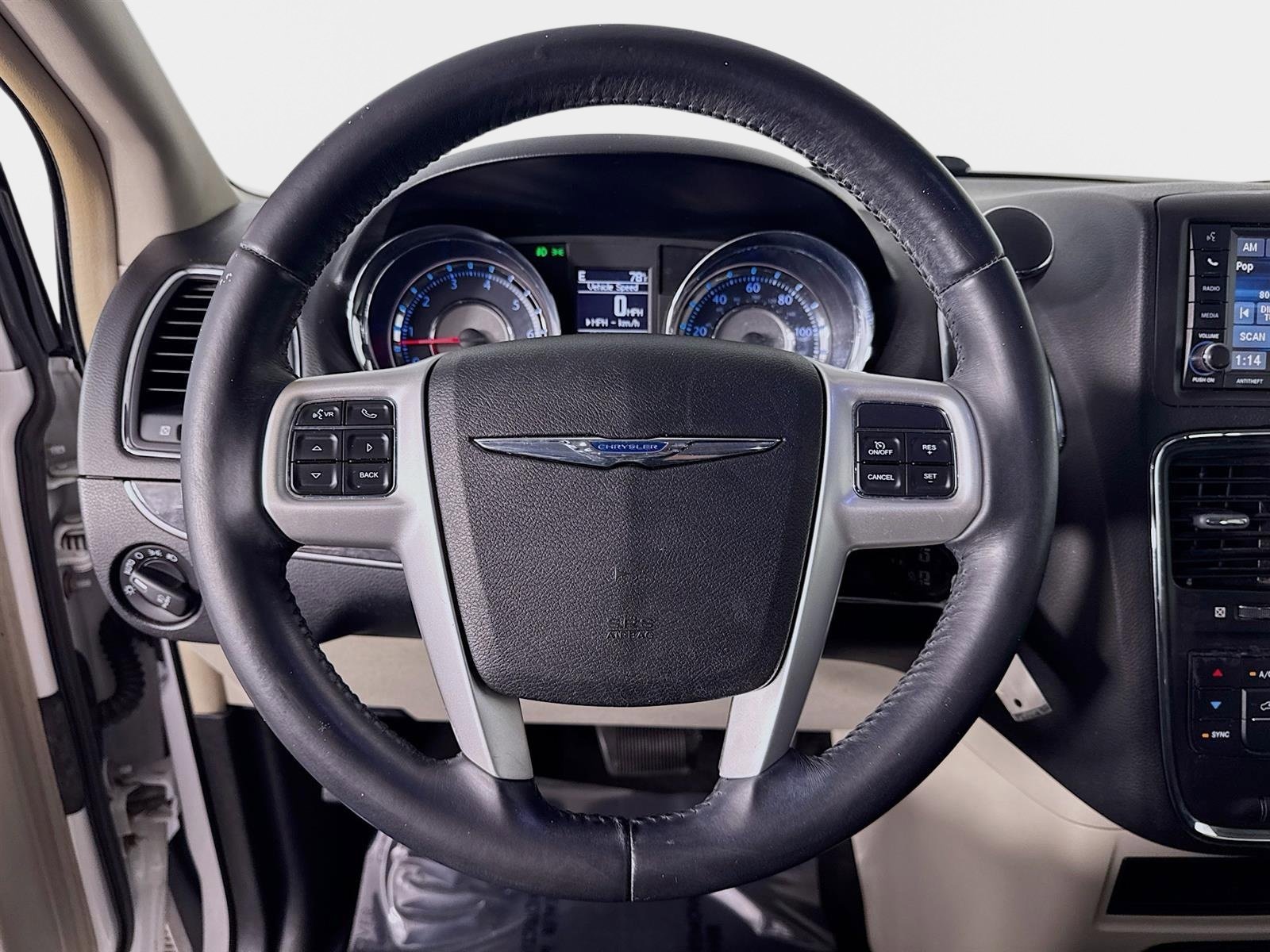 Used 2014 Chrysler Town & Country Touring image 12