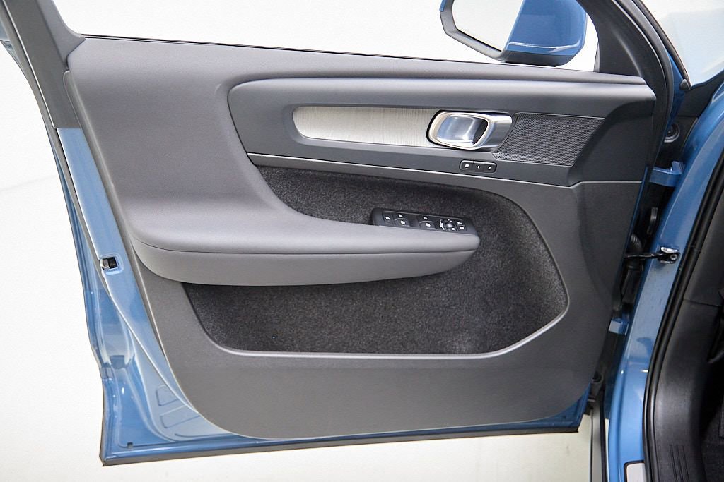 Certified 2023 Volvo XC40 B5 Plus image 10