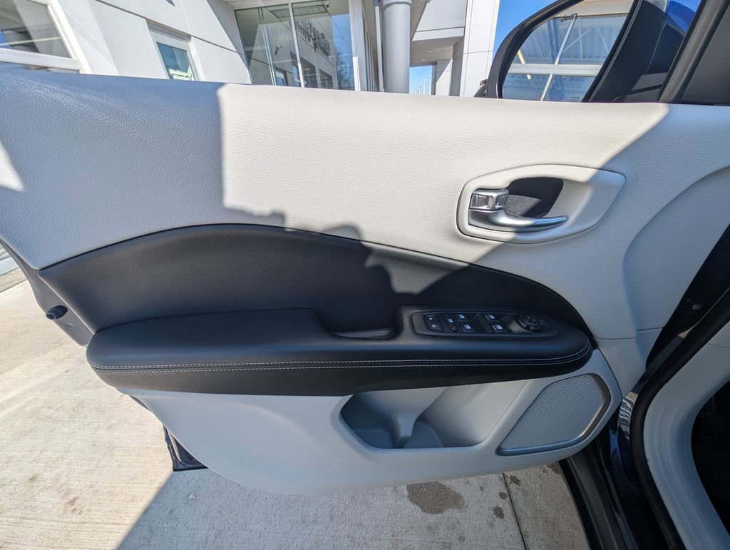 Used 2019 Jeep Compass Latitude w/ Cold Weather Group AWD/4WD image 37