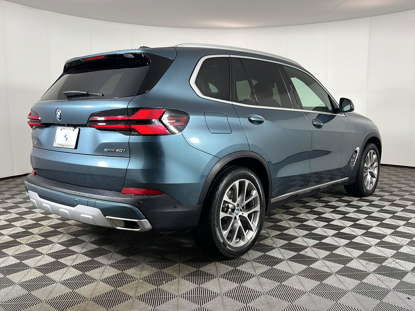 Certified 2025 BMW X5 xDrive40i w/ Premium Package AWD/4WD image 5