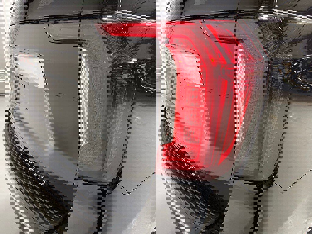 Used 2023 GMC Yukon XL Denali w/ Advanced Technology Package image 14