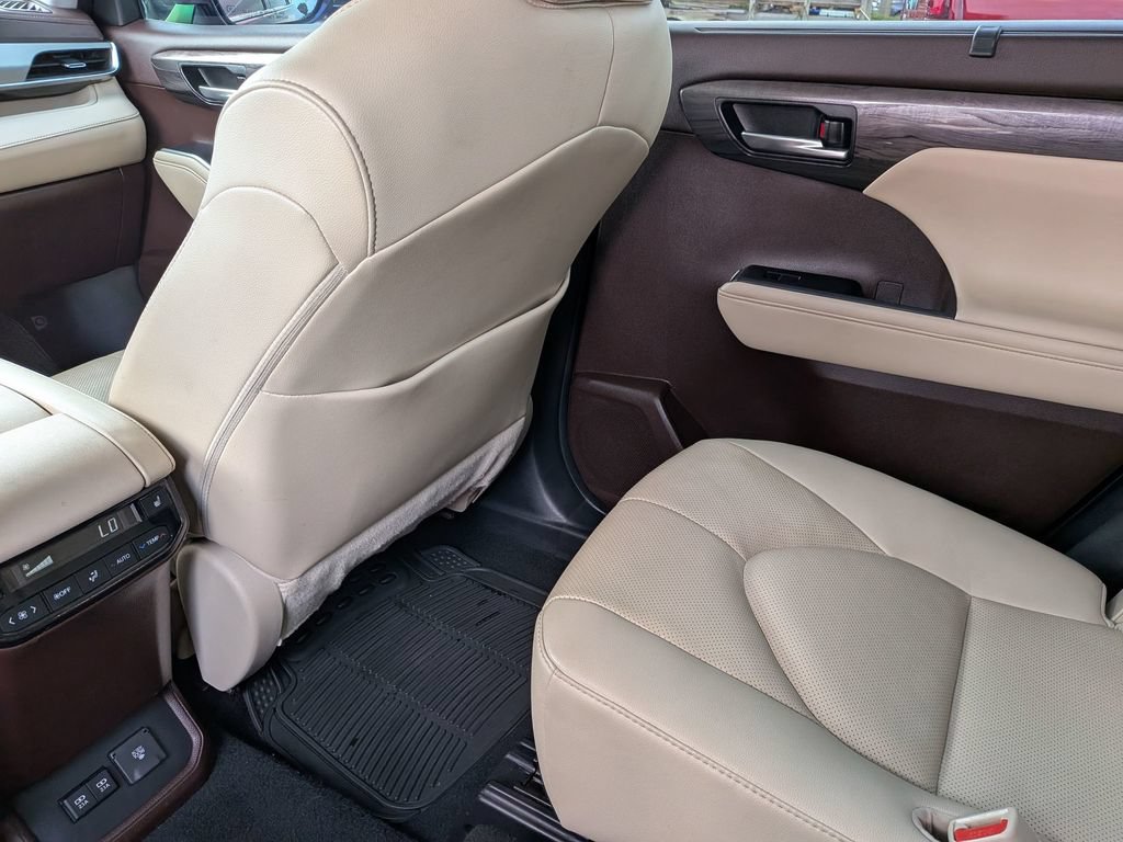 Used 2021 Toyota Highlander Platinum FWD image 35