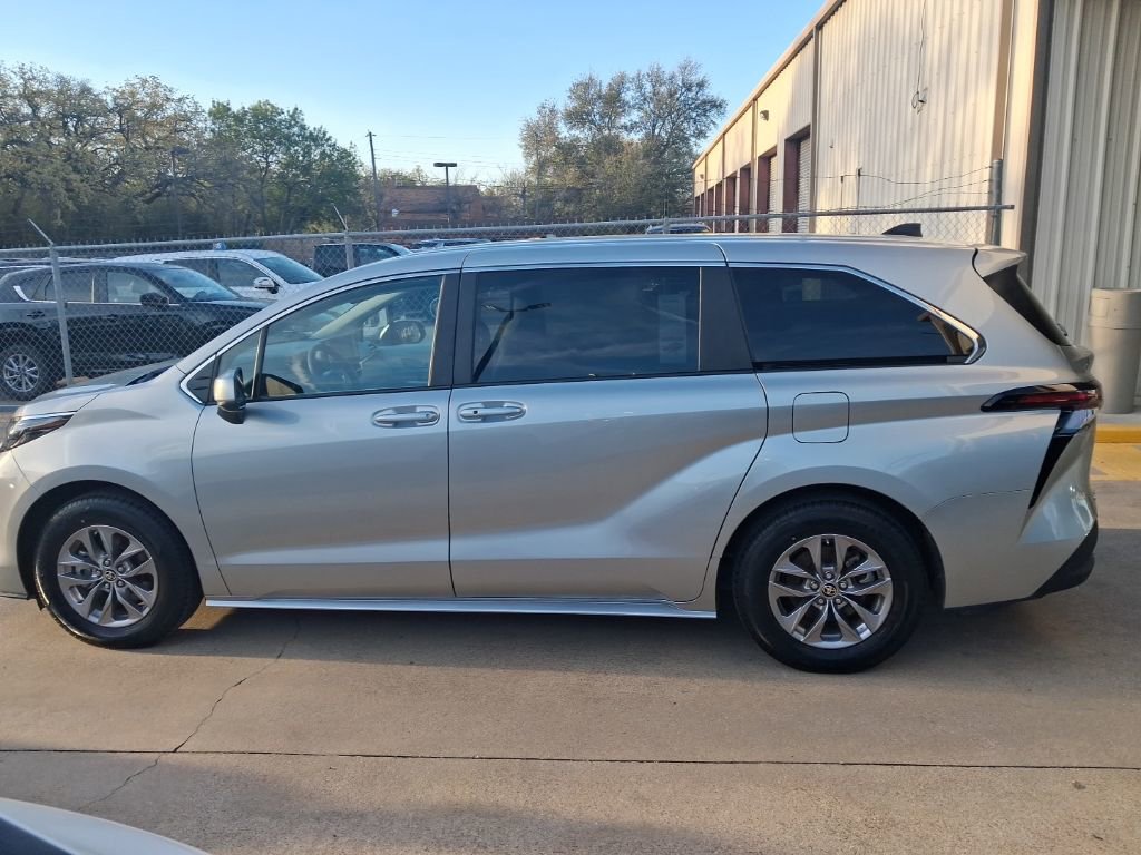 Used 2025 Toyota Sienna LE image 4