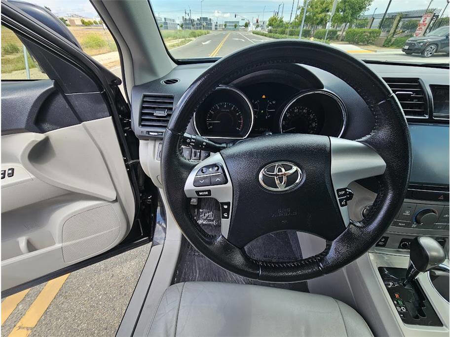 Used 2012 Toyota Highlander SE w/ Tow Pkg AWD/4WD image 25