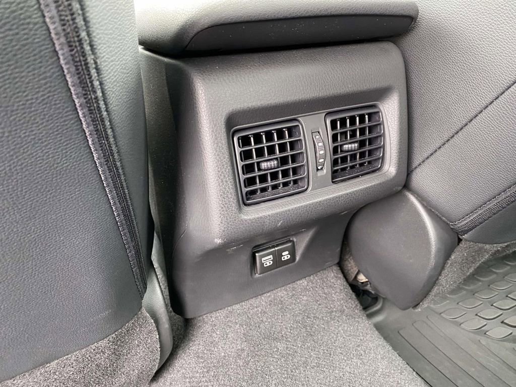 Used 2025 Toyota Camry SE w/ Convenience Package FWD image 11