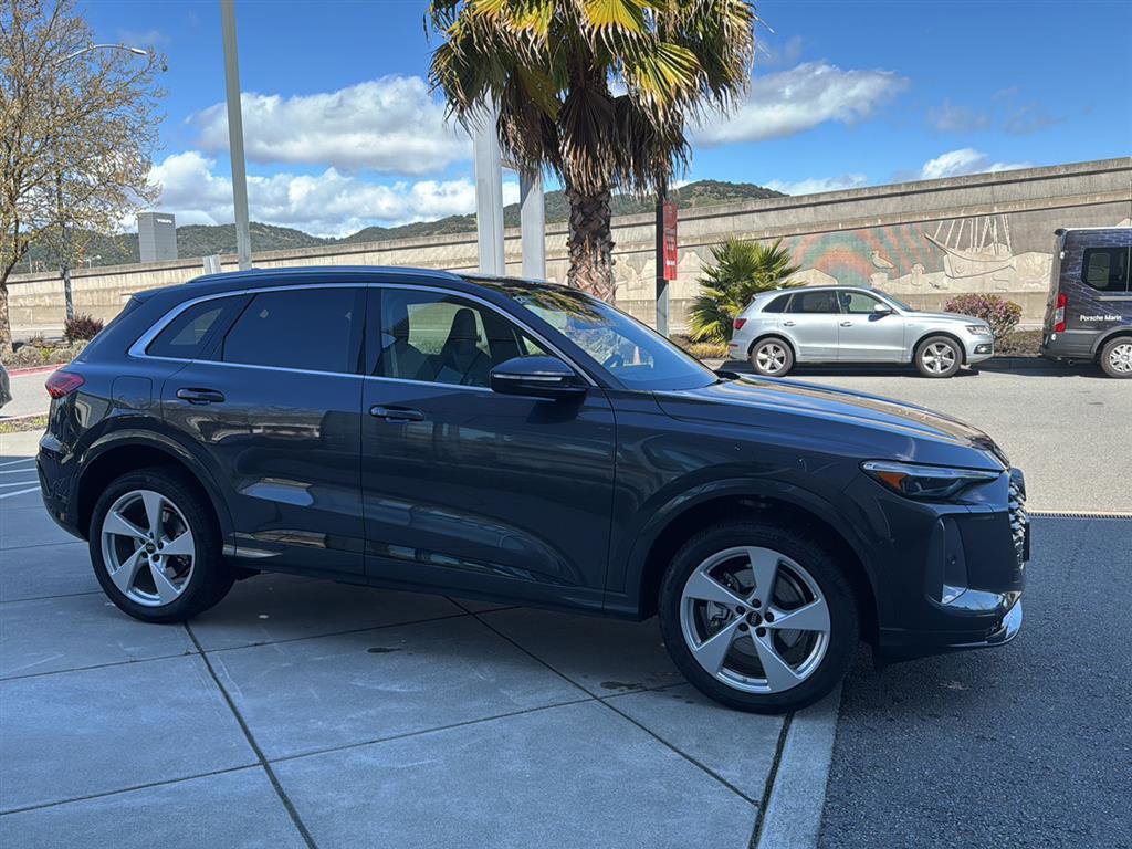 Used 2025 Audi Q5 Premium Plus w/ Premium Plus image 5