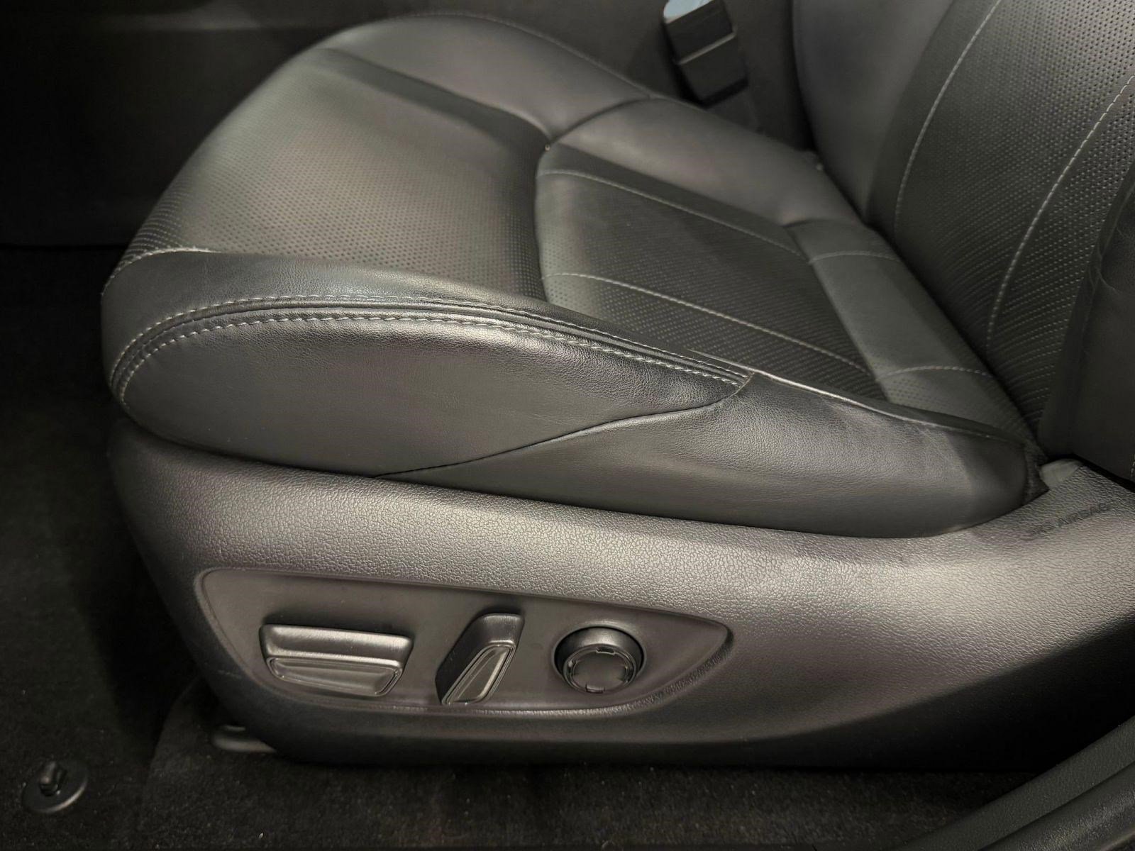 Used 2023 Toyota Venza Limited image 12