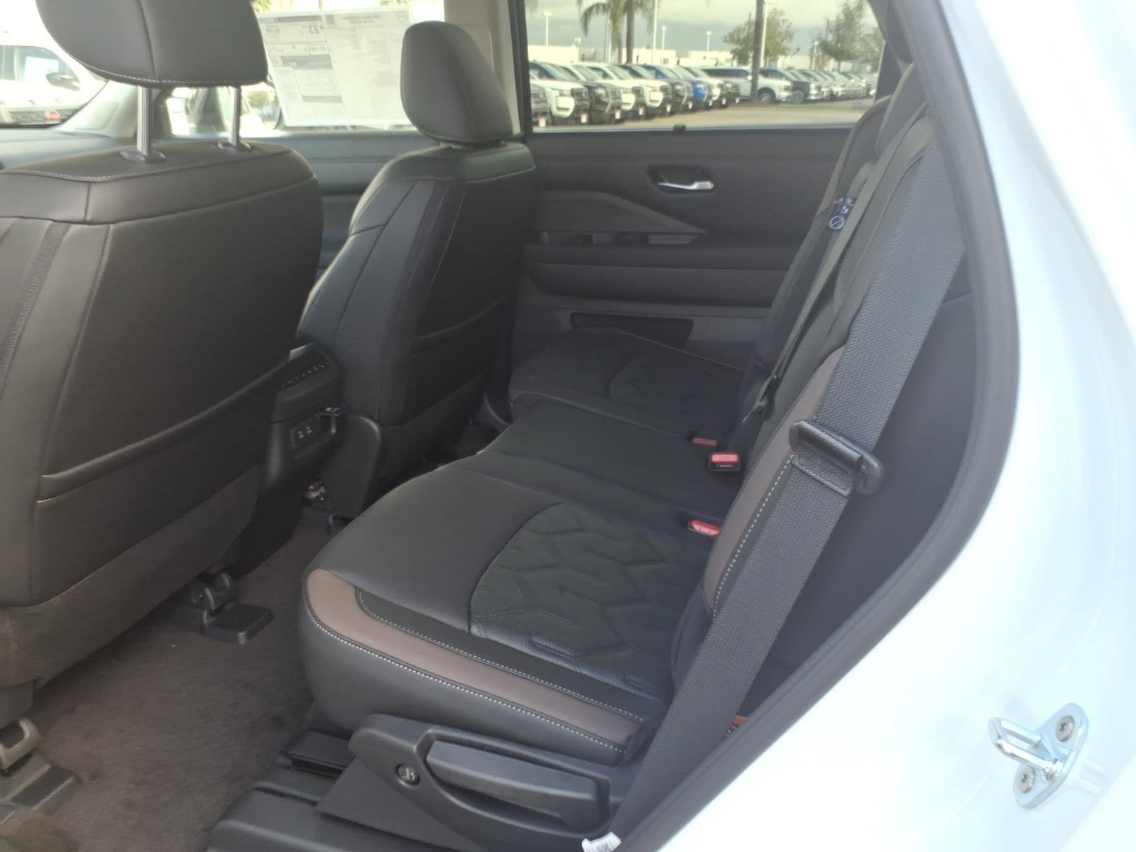 New 2026 Nissan Pathfinder Platinum FWD image 11