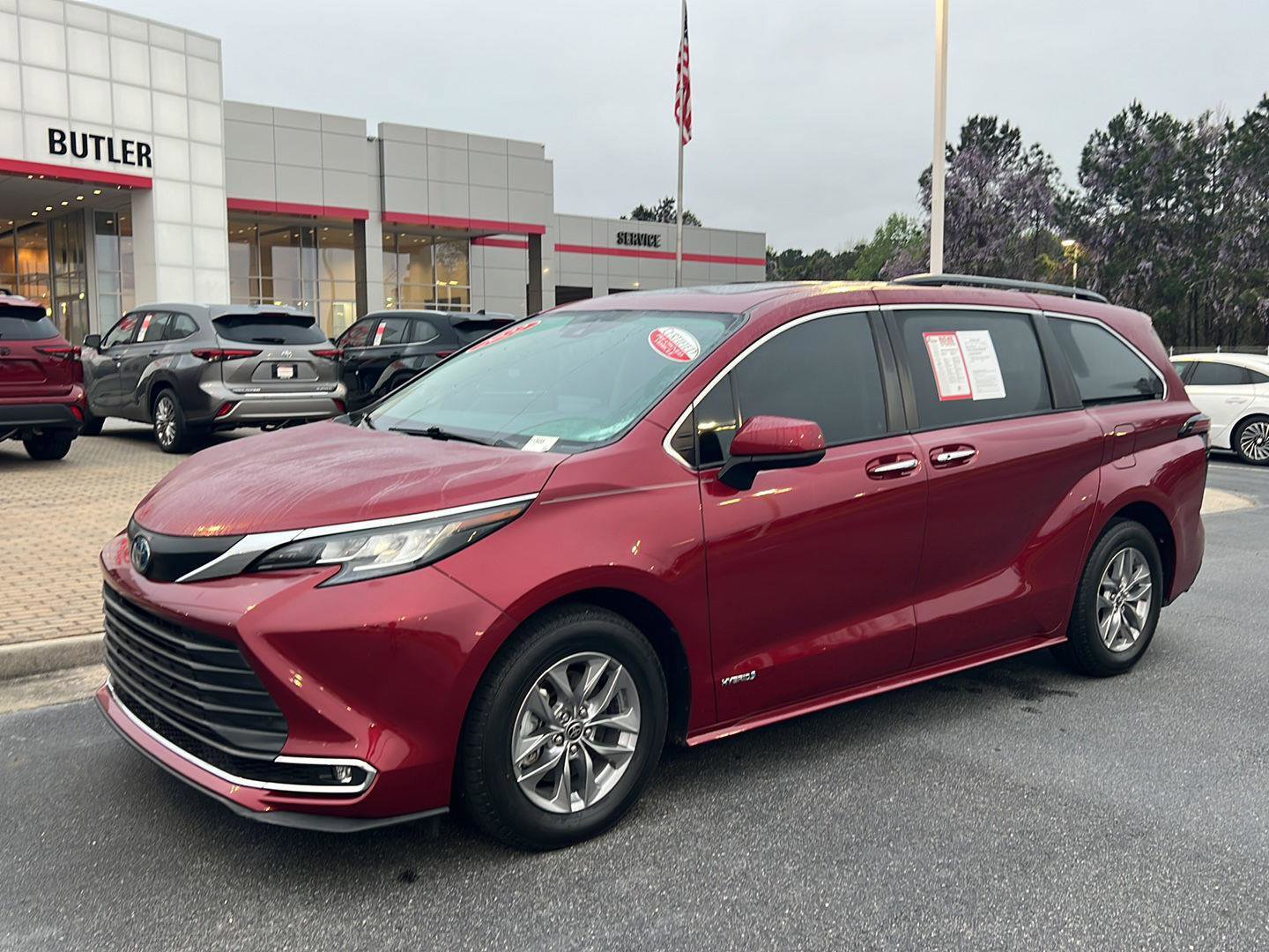 Certified 2022 Toyota Sienna XLE w/ XLE Plus Package image 1