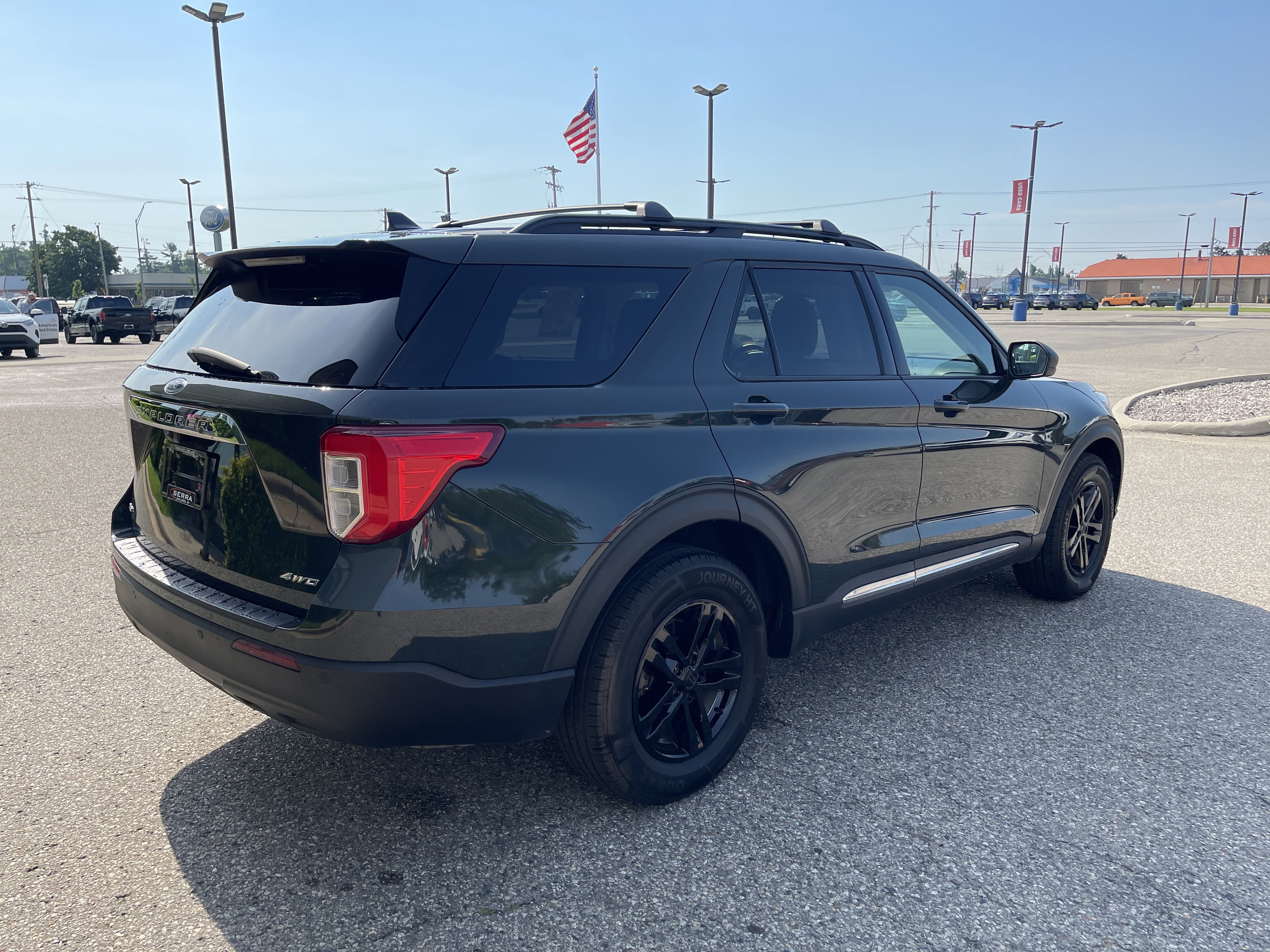 Used 2023 Ford Explorer XLT AWD/4WD image 3