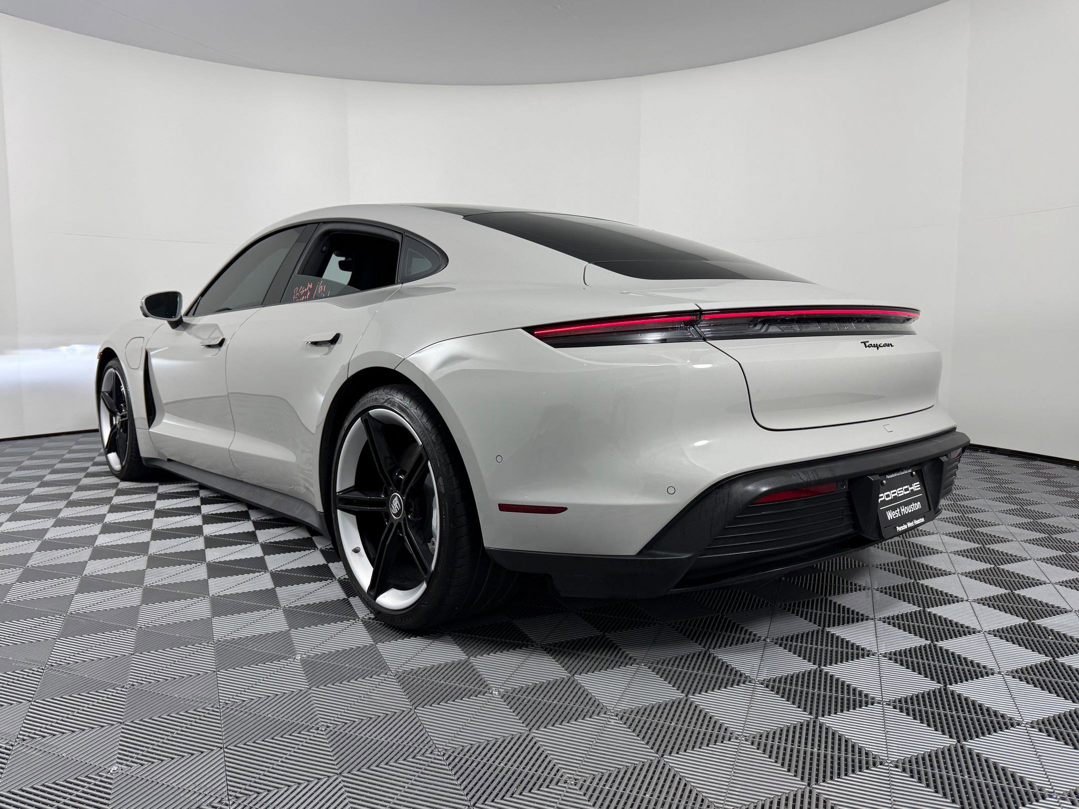 Used 2022 Porsche Taycan image 3