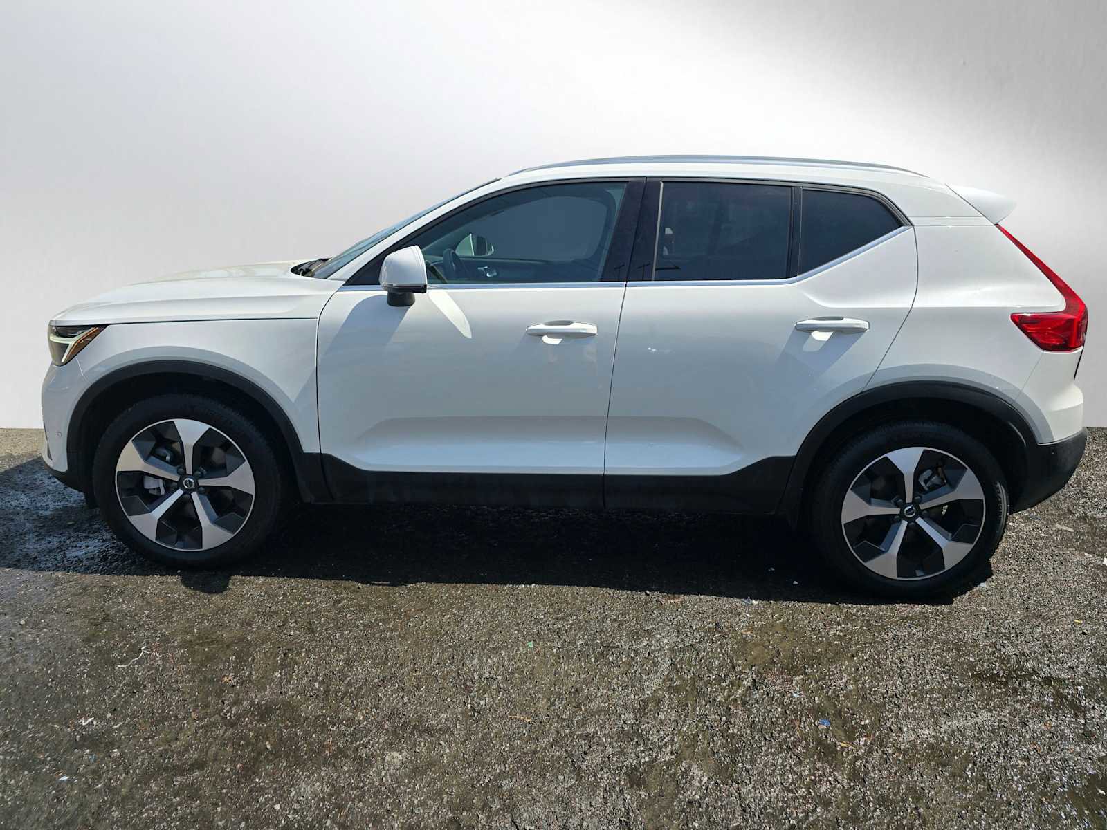 Certified 2024 Volvo XC40 B5 Plus image 2