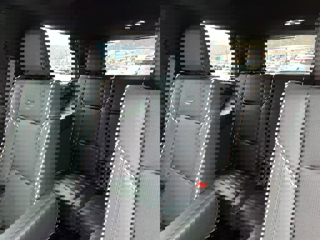 Used 2023 Cadillac Escalade Premium Luxury image 16
