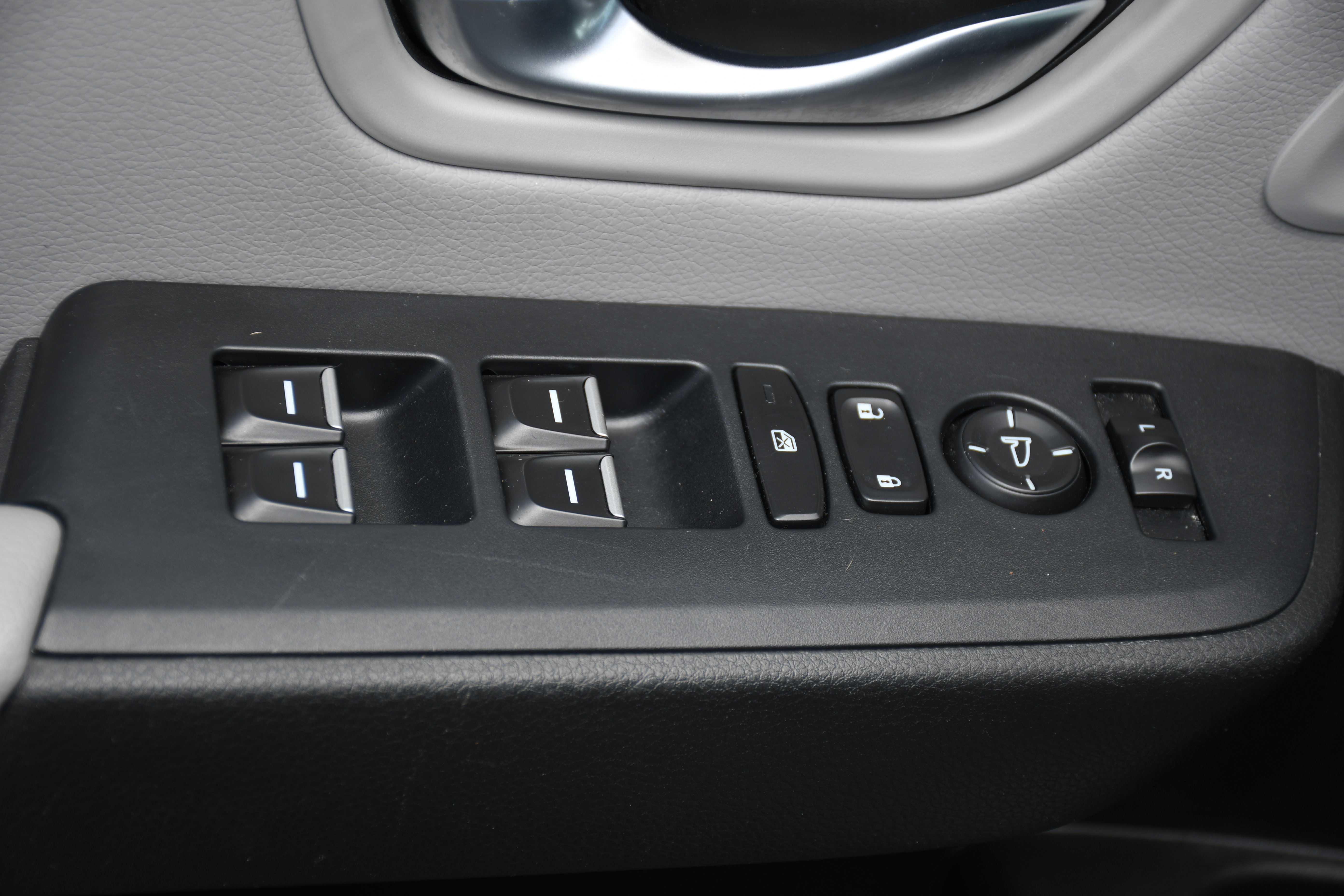 Used 2025 Honda Pilot EX-L image 10