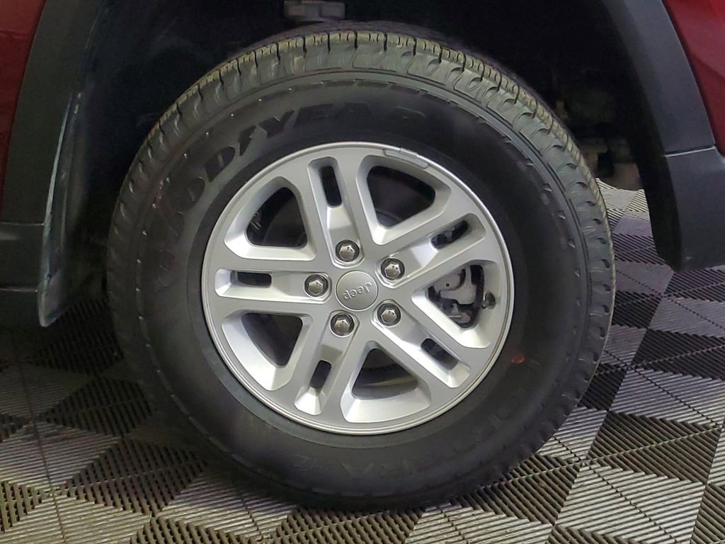 Used 2024 Jeep Grand Cherokee Laredo image 5