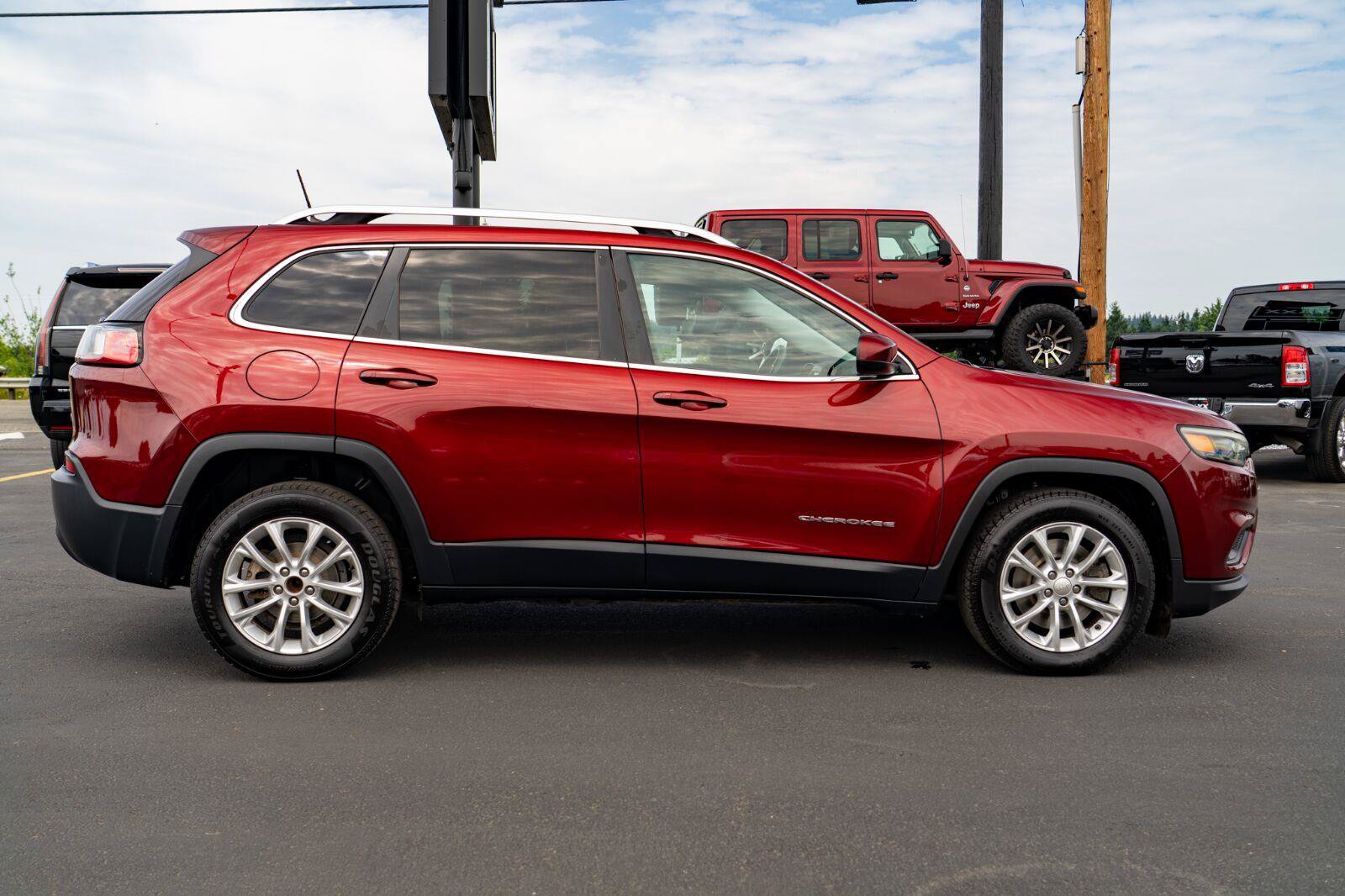 Used 2019 Jeep Cherokee Latitude w/ Popular Appearance Group FWD image 9