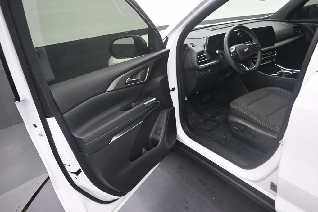 Used 2025 Chevrolet Traverse LT FWD image 10